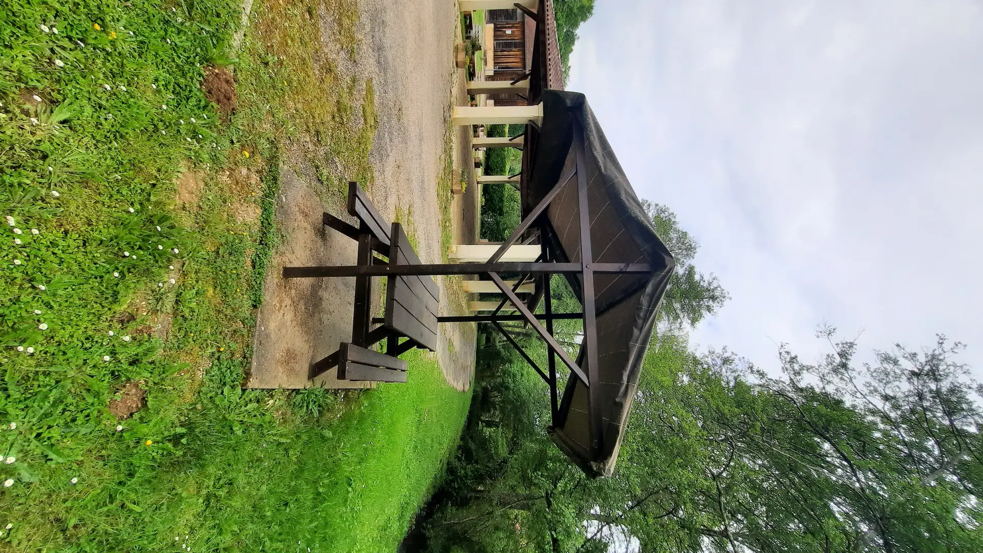 aire-pique-nique-saint-martin-des-combes-table-toit-tourisme-vallee-isle