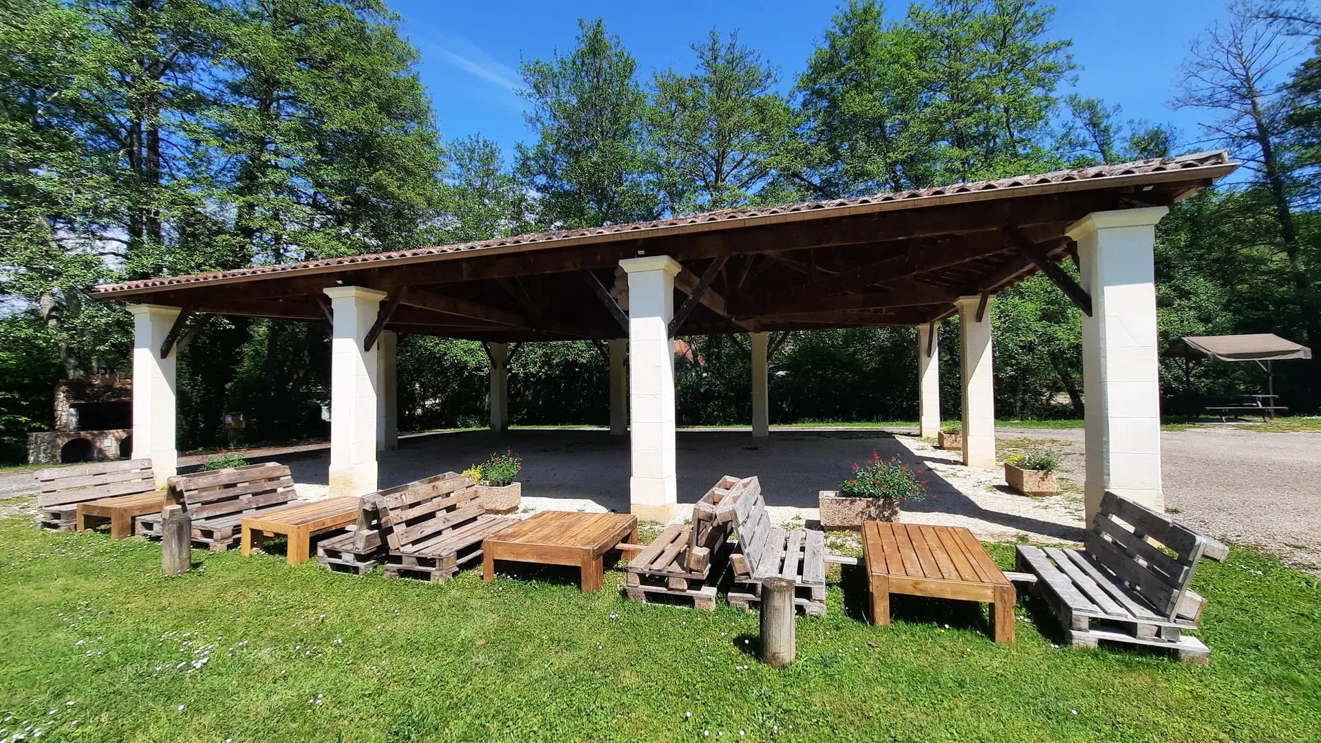 aire-pique-nique-saint-martin-des-combes-halle-tourisme-vallee-isle