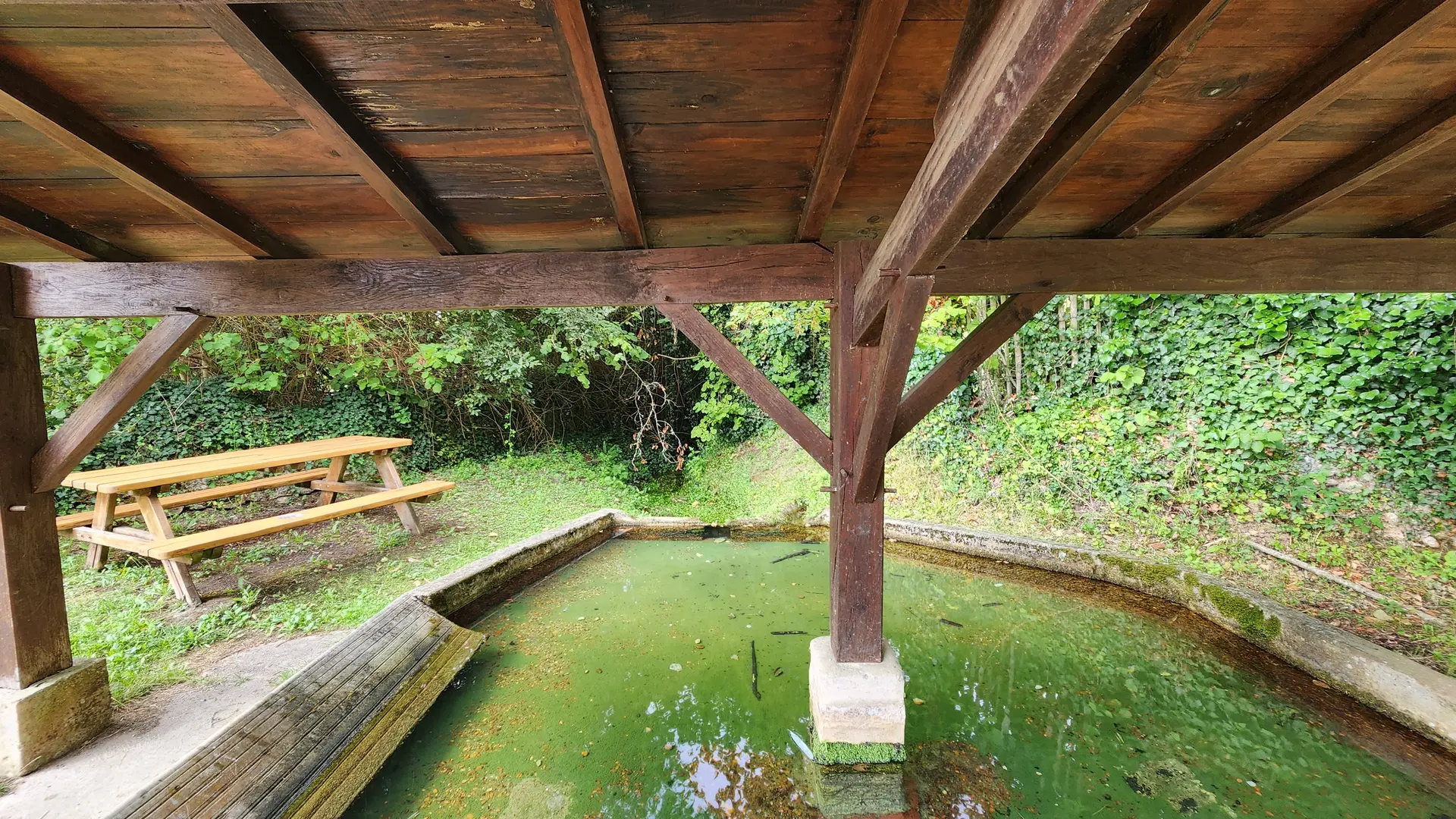 aire-pique-nique-bourg-les-leches-table-tourisme-isle-perigord