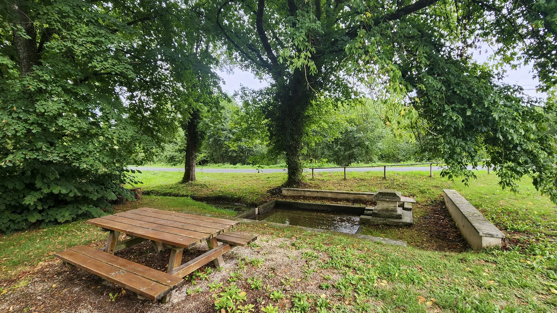 aire-pique-nique-saint-jean-d-estissac-table-tourisme-isle-perigord