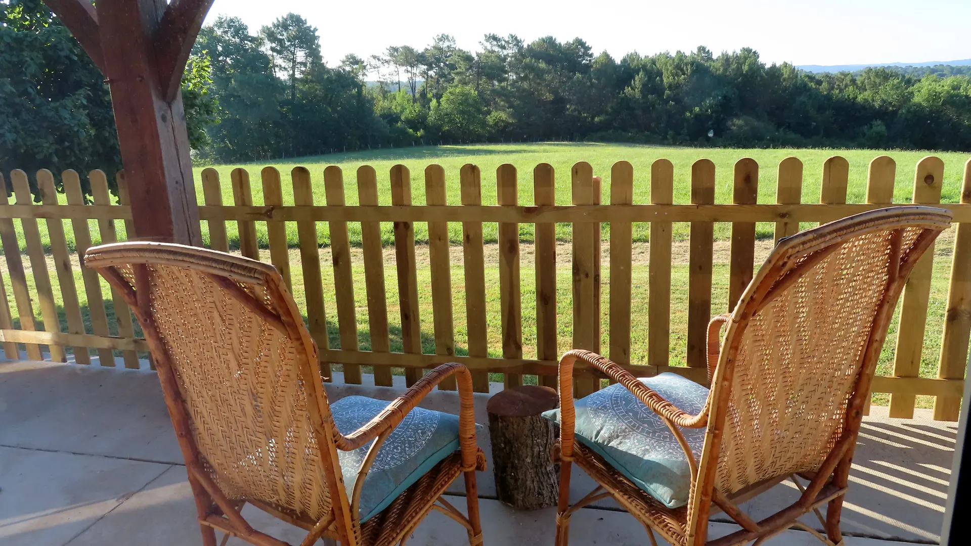 gite-bois-cassé-terrasse-saint-laurent-des-hommes-tourisme-vallee-isle