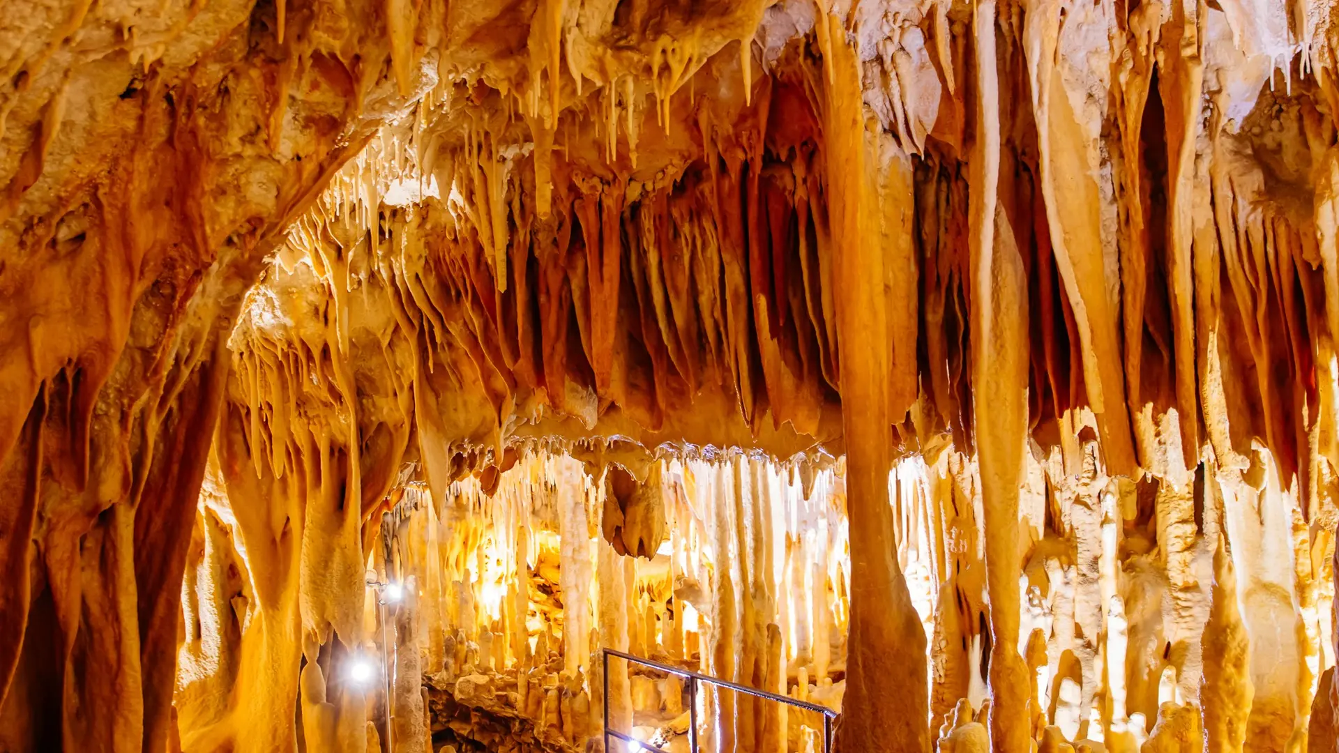 3399_visite_a_la_grotte_de_villars_©Les_Conteurs