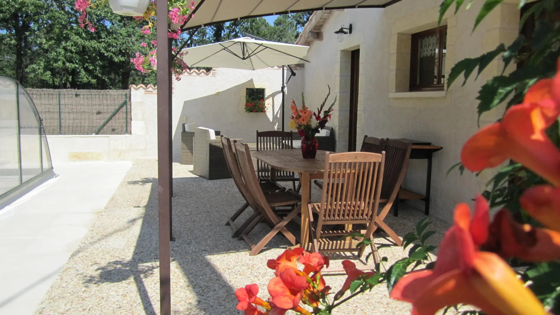 gite-les-tourriers-terrasse-saint-laurent-des-hommes-tourisme-vallée-isle