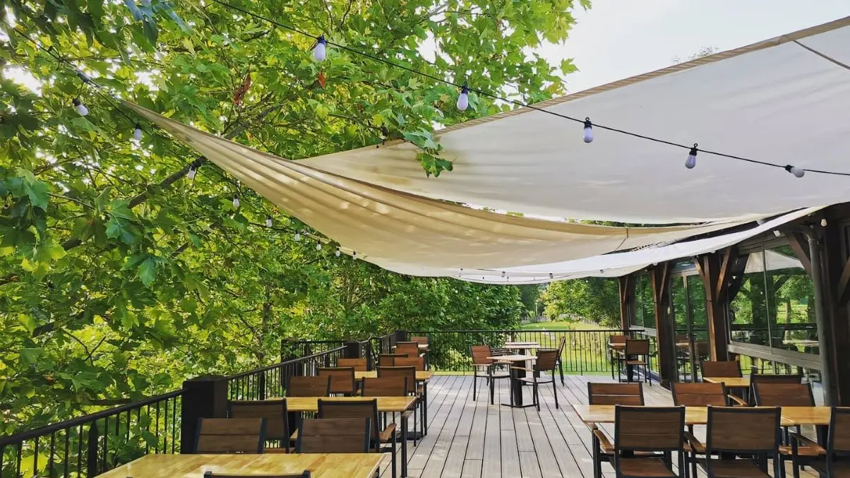 terrasse d'été sous les arbres
