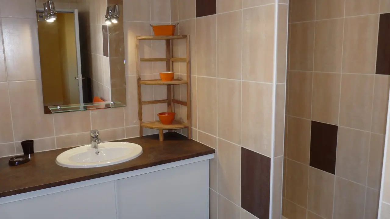 Salle d'eau et douche à l'talienne du gîte le porche