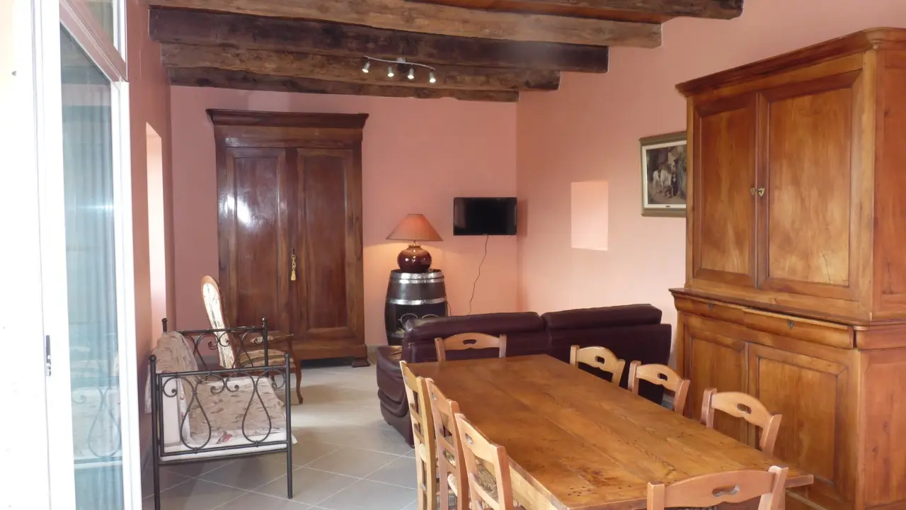 Salle à manger et coin salon du gîte  le porche