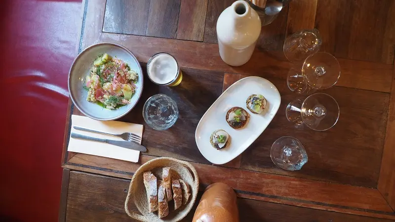 trait-d-union-table-vue-du-dessus