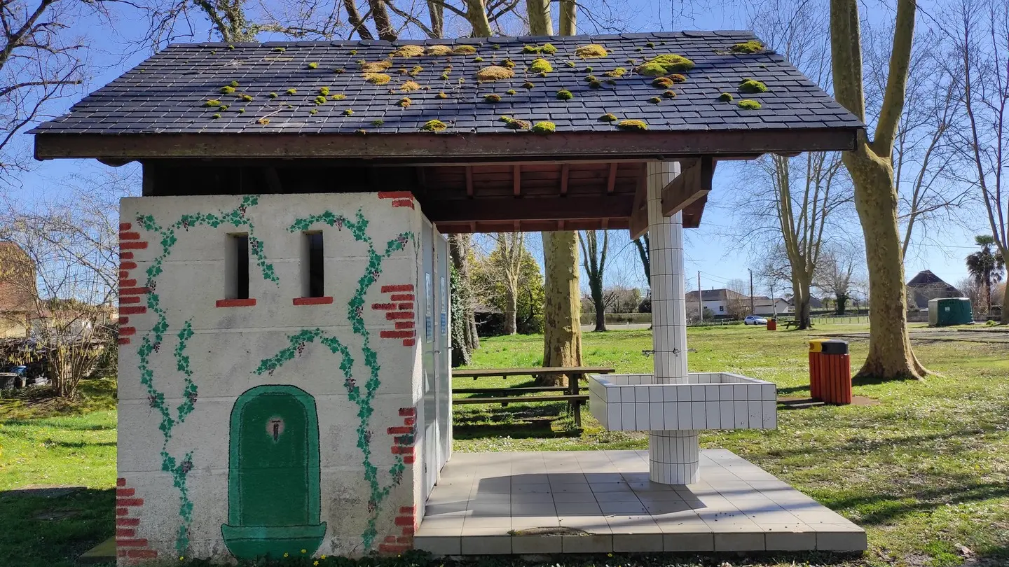 aire de pique nique - Uzein - toilettes