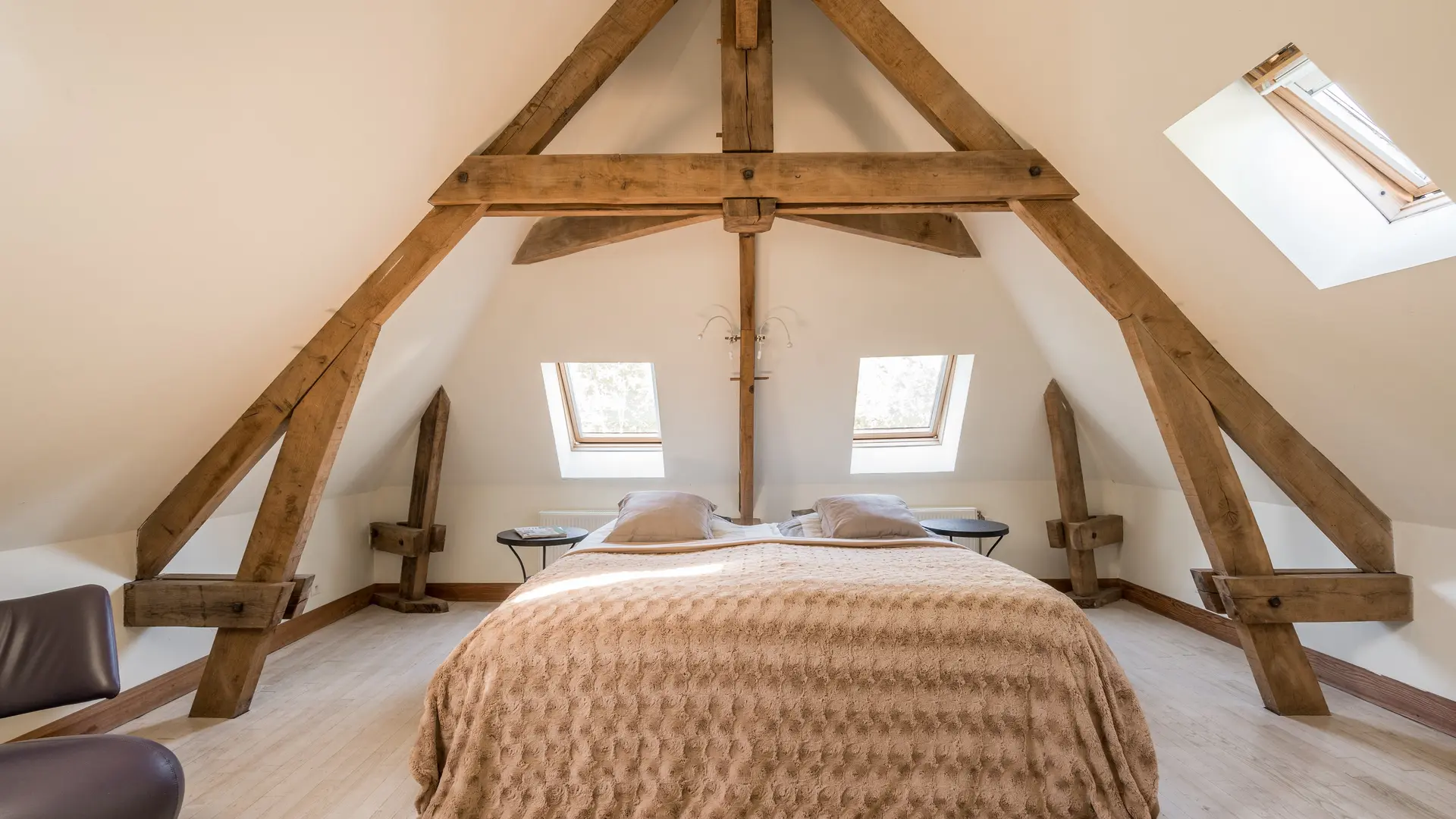 vakantiehuis-haute-vienne-la-bastide-slaapkamer-het-lijkt-wel-een-suite-zo ruim-221
