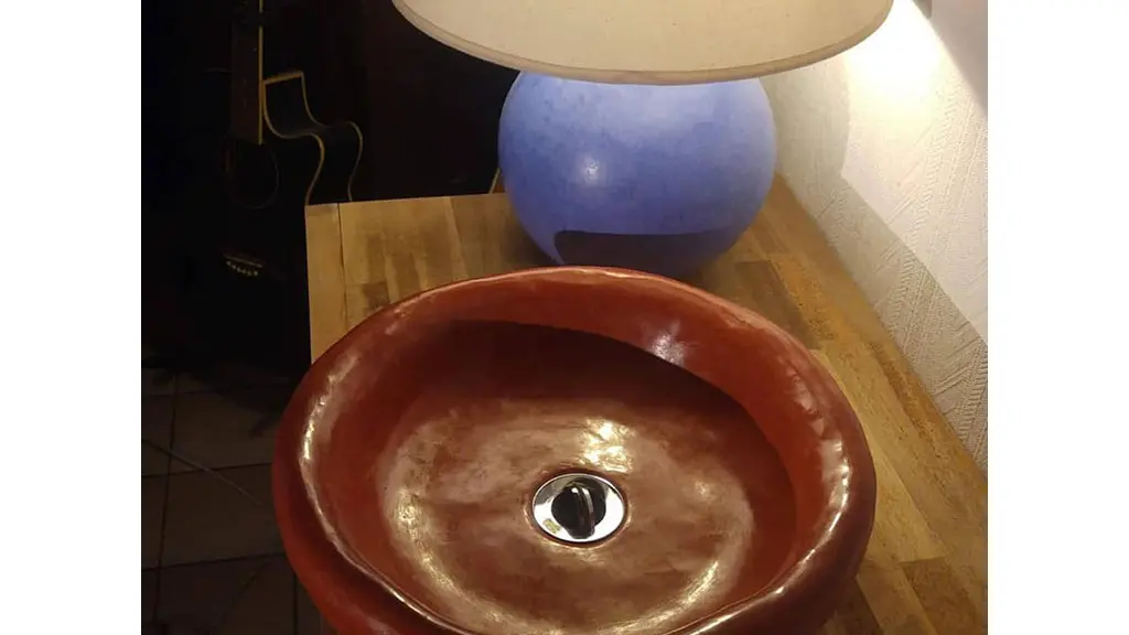 vasque rouge et lampe lapis