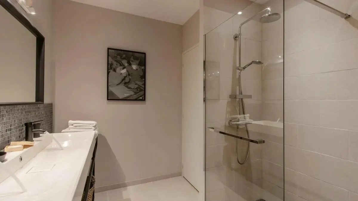 villa nakalta - piscine privée - location de charme- cazoules-salle d'eau ch2