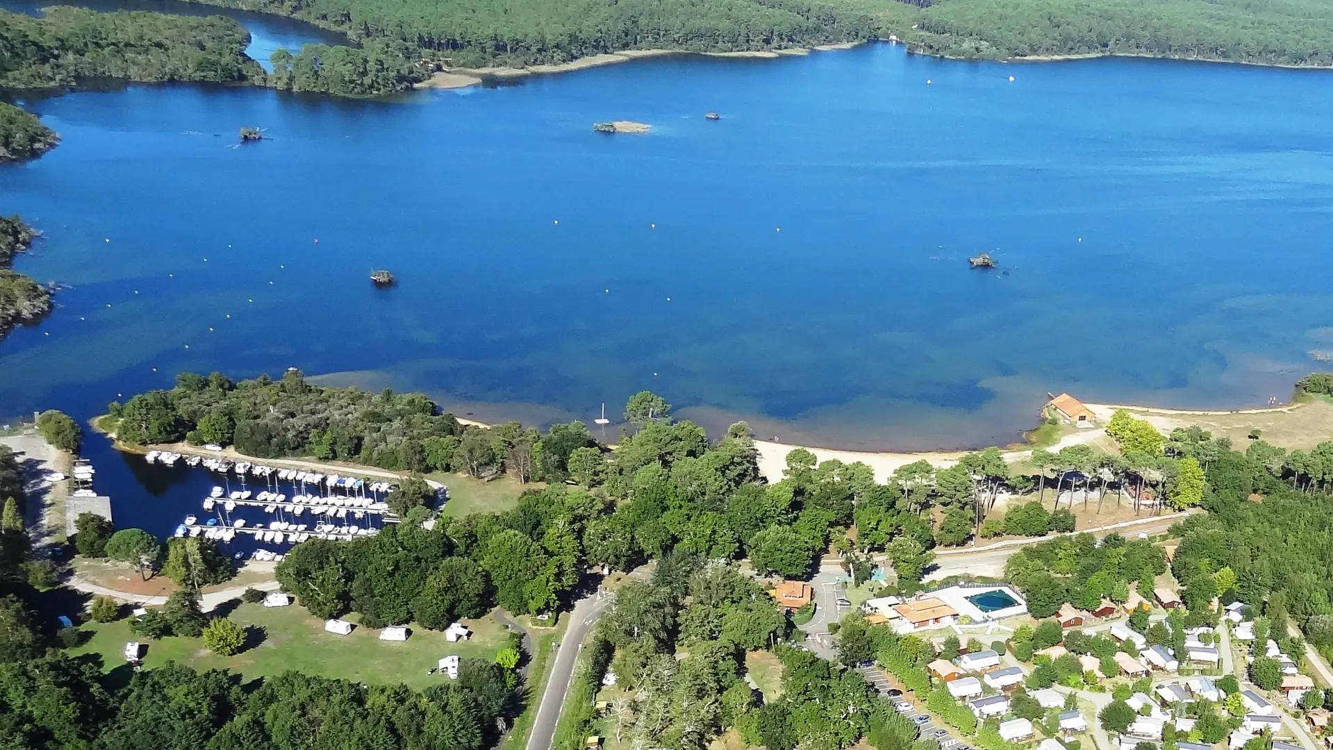 vue-aerienne-camping-du-lac-ste-eulalie-en-born-2-2