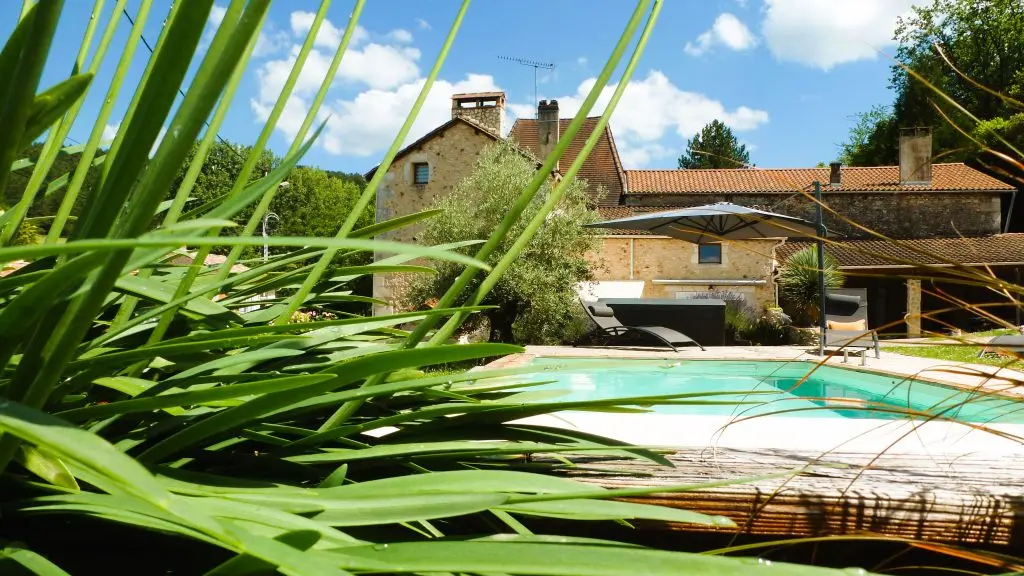 vue-piscine-et-façade-gîte-la-colline-truffière