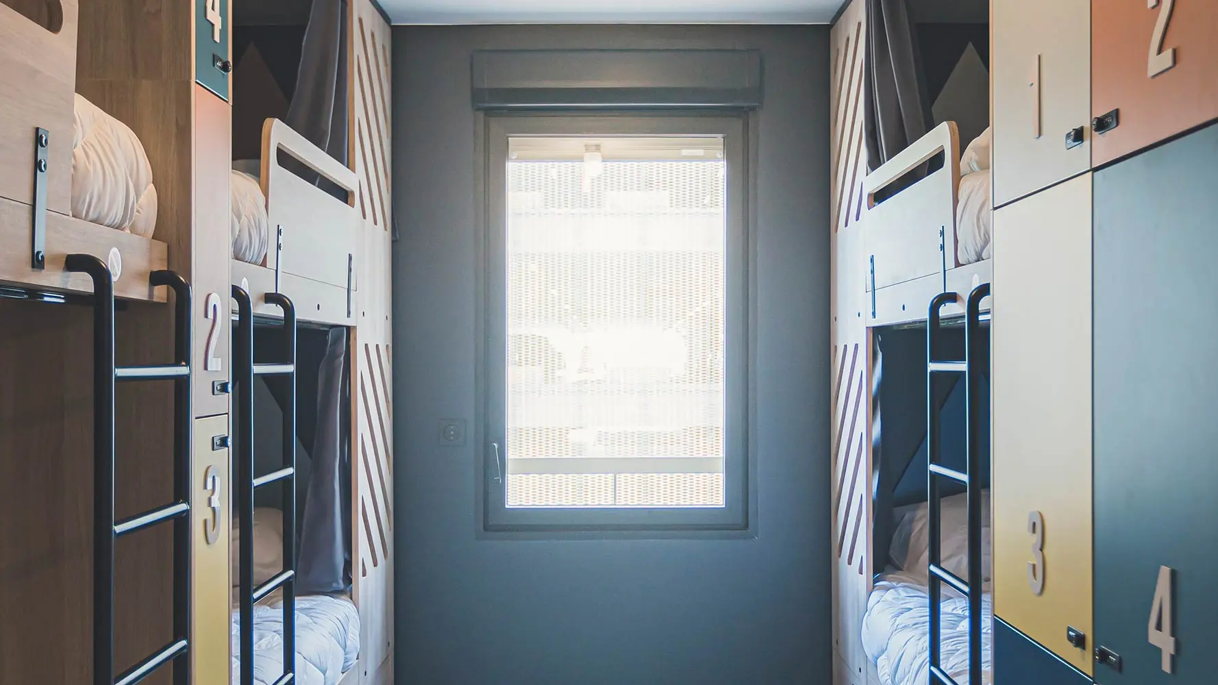 whoo-hostel-bordeaux-bacalan-sejours-economiques-confortables-slider-vue-interieure-Gros-plan-lit-et-casiers-securises