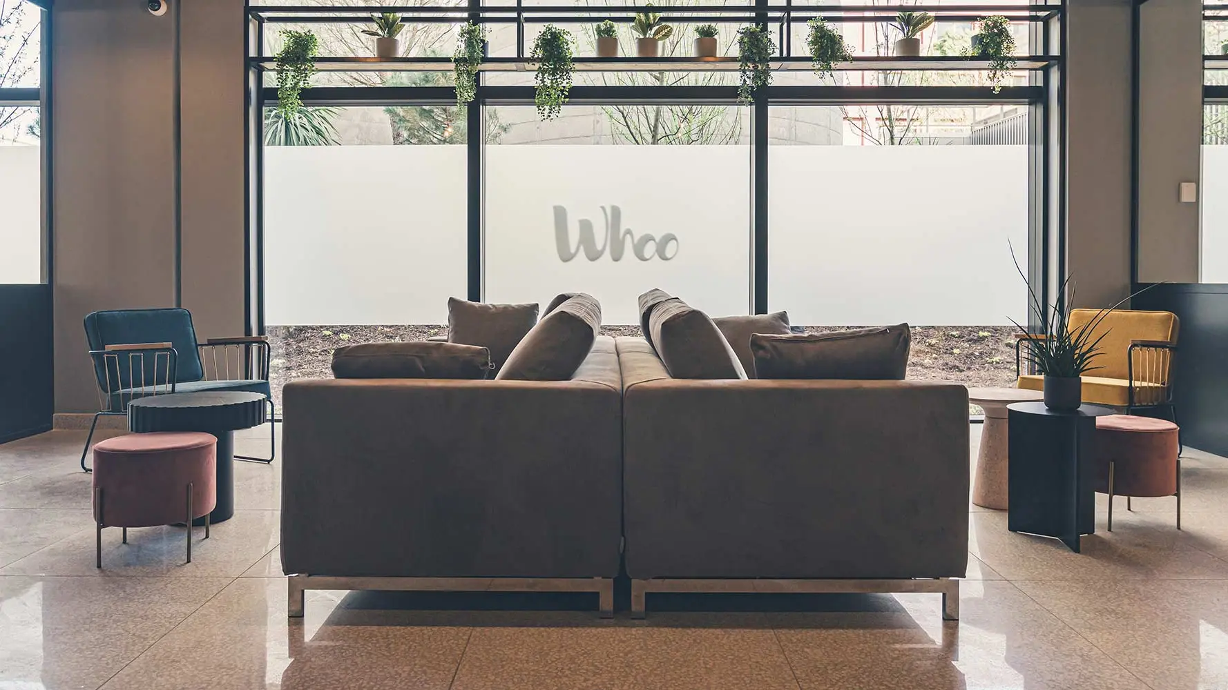 whoo-hostel-bordeaux-bacalan-sejours-economiques-confortables-slider-vue-interieure-canapes