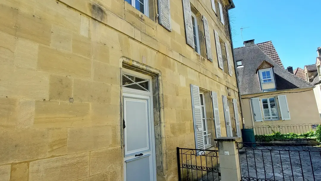 APPARTEMENT ESPRIT DES COULEURS A SARLAT... 2