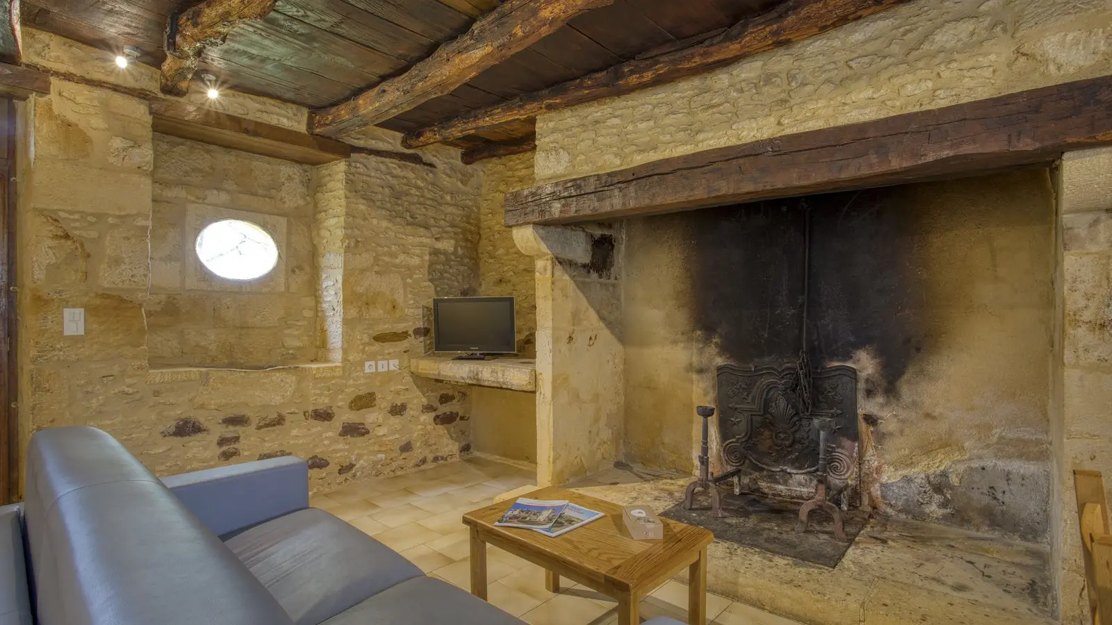 Adeline4_salon_cheminée Combas Village de gites