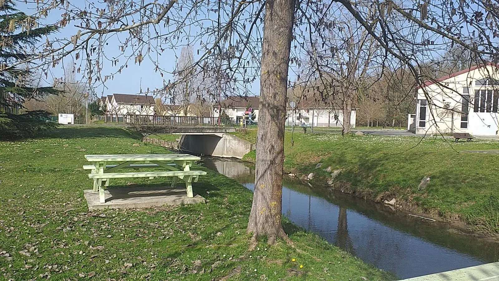 Aire de  pique-nique -  Poey de Lescar - tables 4