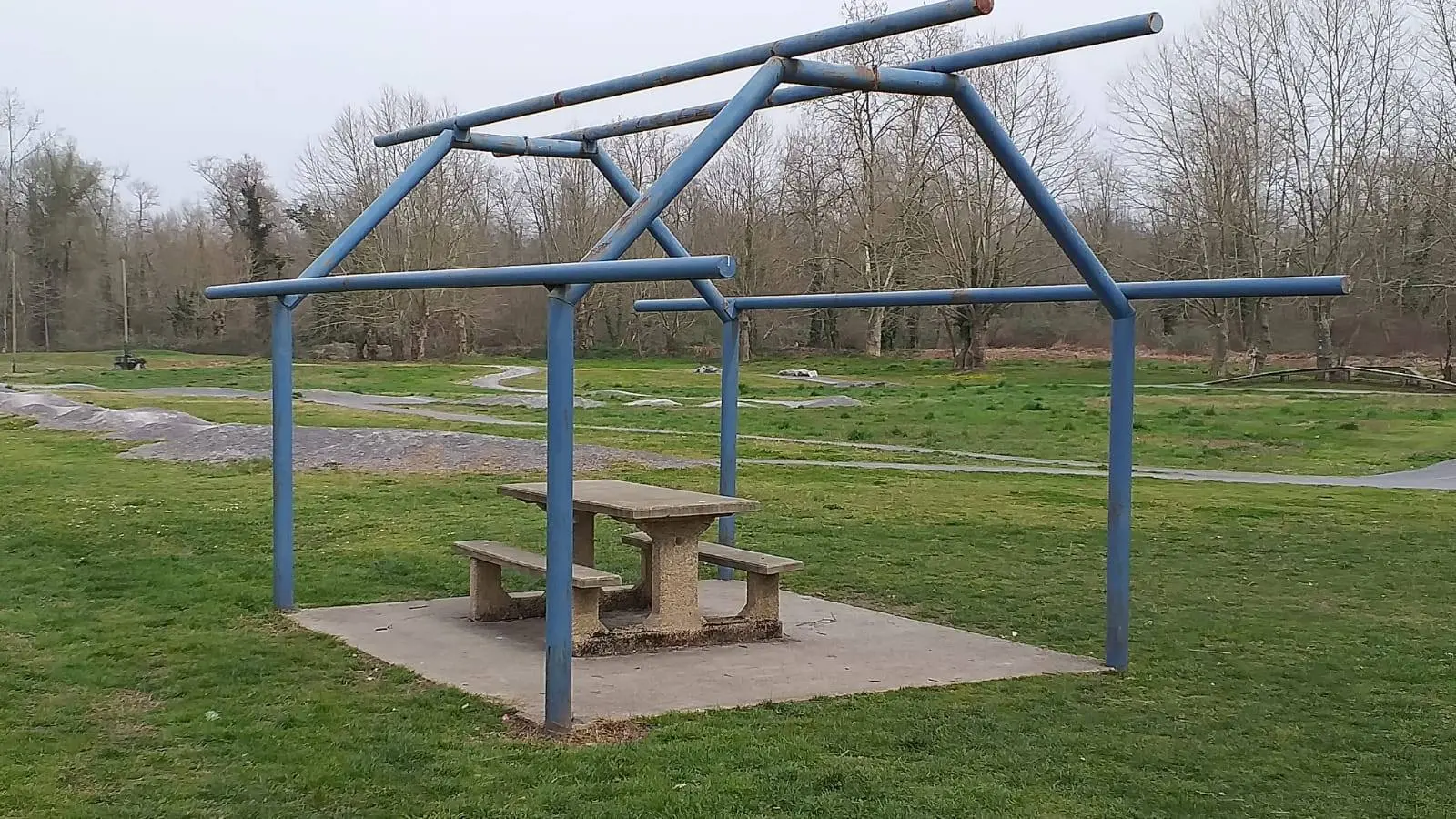 Aire de pique-nique - Rontignon - tables 1