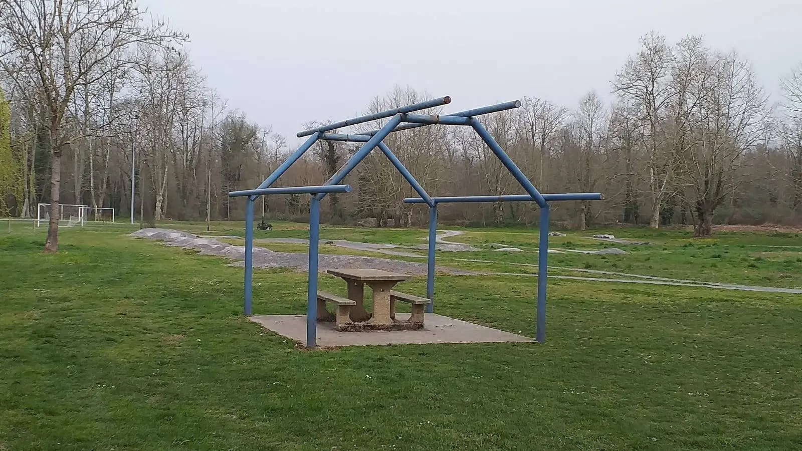 Aire de pique-nique - Rontignon - tables 3