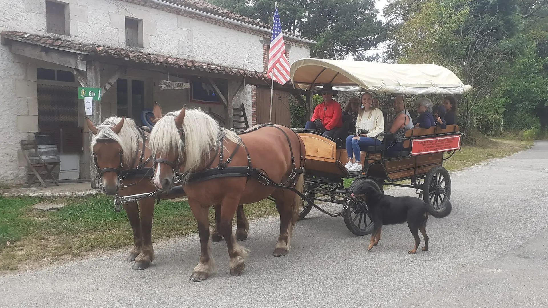 Bapteme en Calèche départ devant le Saloon