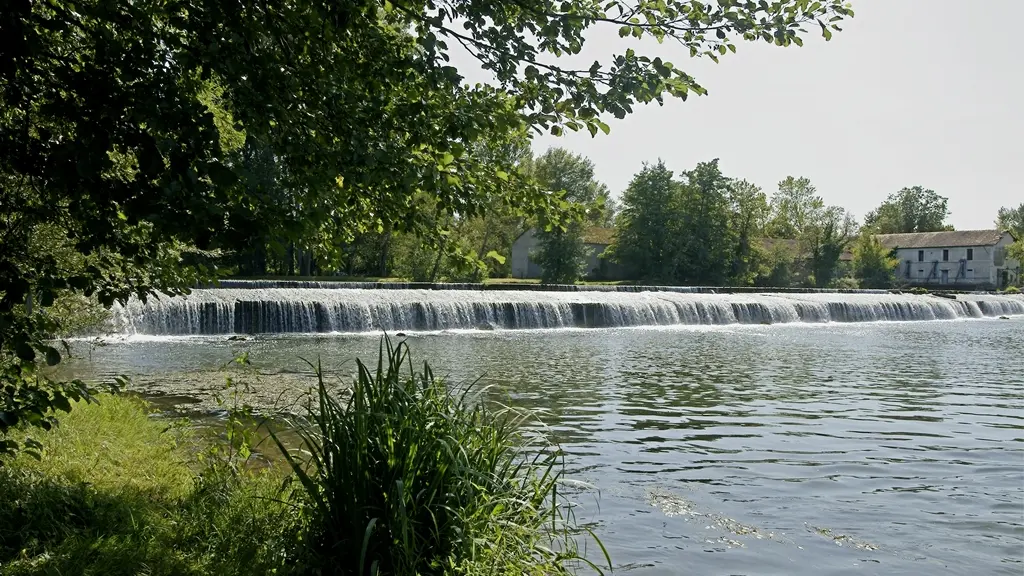 Vue sur le barrage de Ménestérol