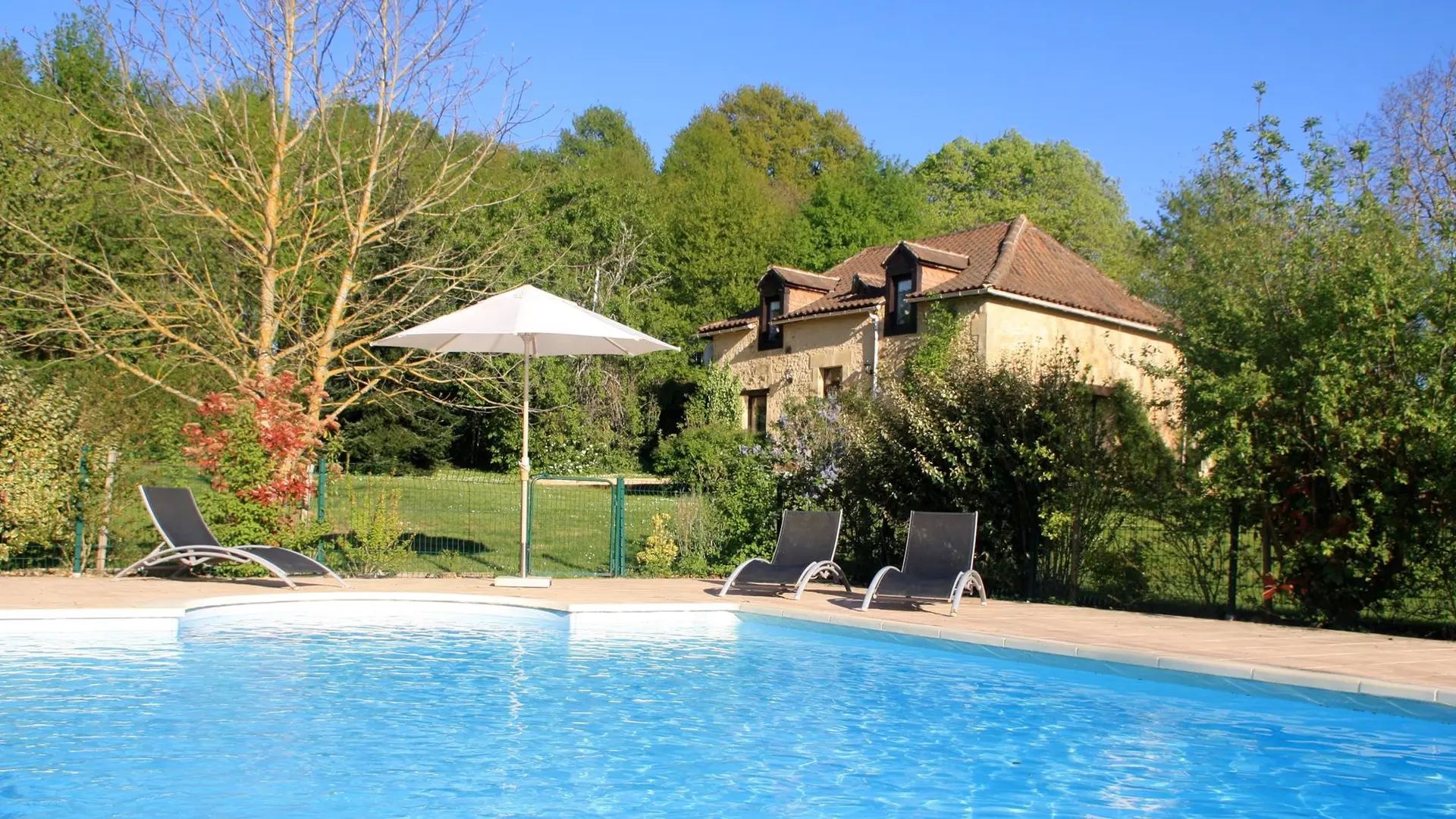 Batisse et piscine (2)
