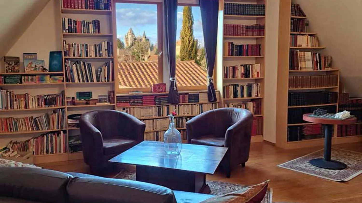 Bibliothèque--avec-vue-chateau-Montfort-Sarlat