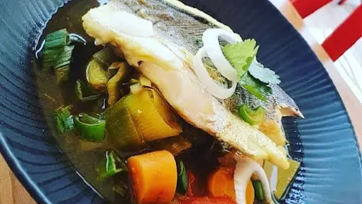 Bouillon de poisson au gingembre et coriandre avec ses légumes