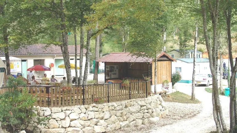 Camping le Roc de Lavandre_terrasse