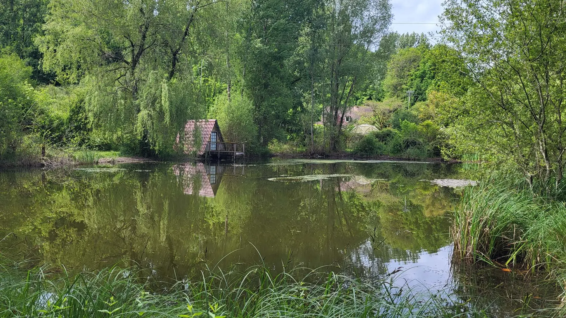 Cabane-jardin-etang-maison-sejour-sarlat