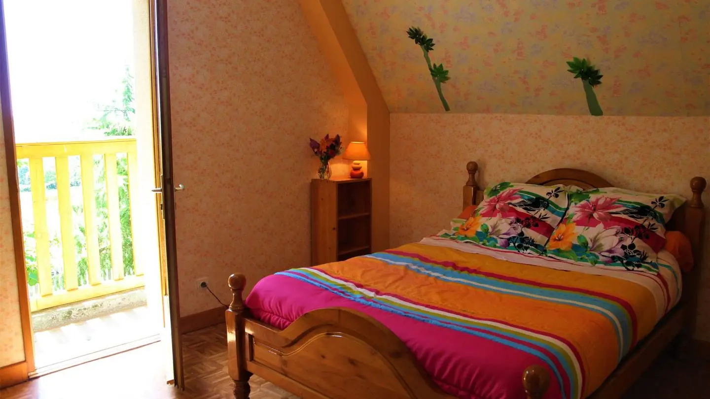 Chambre--gite-lit-double-Au-mas-de-Mayac