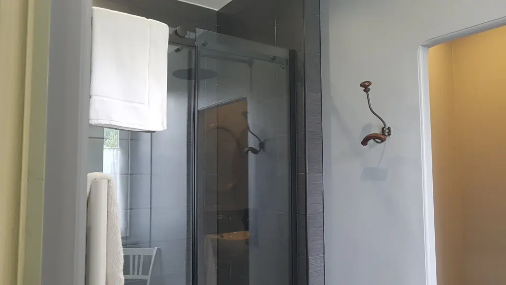 Chambre-1-douche