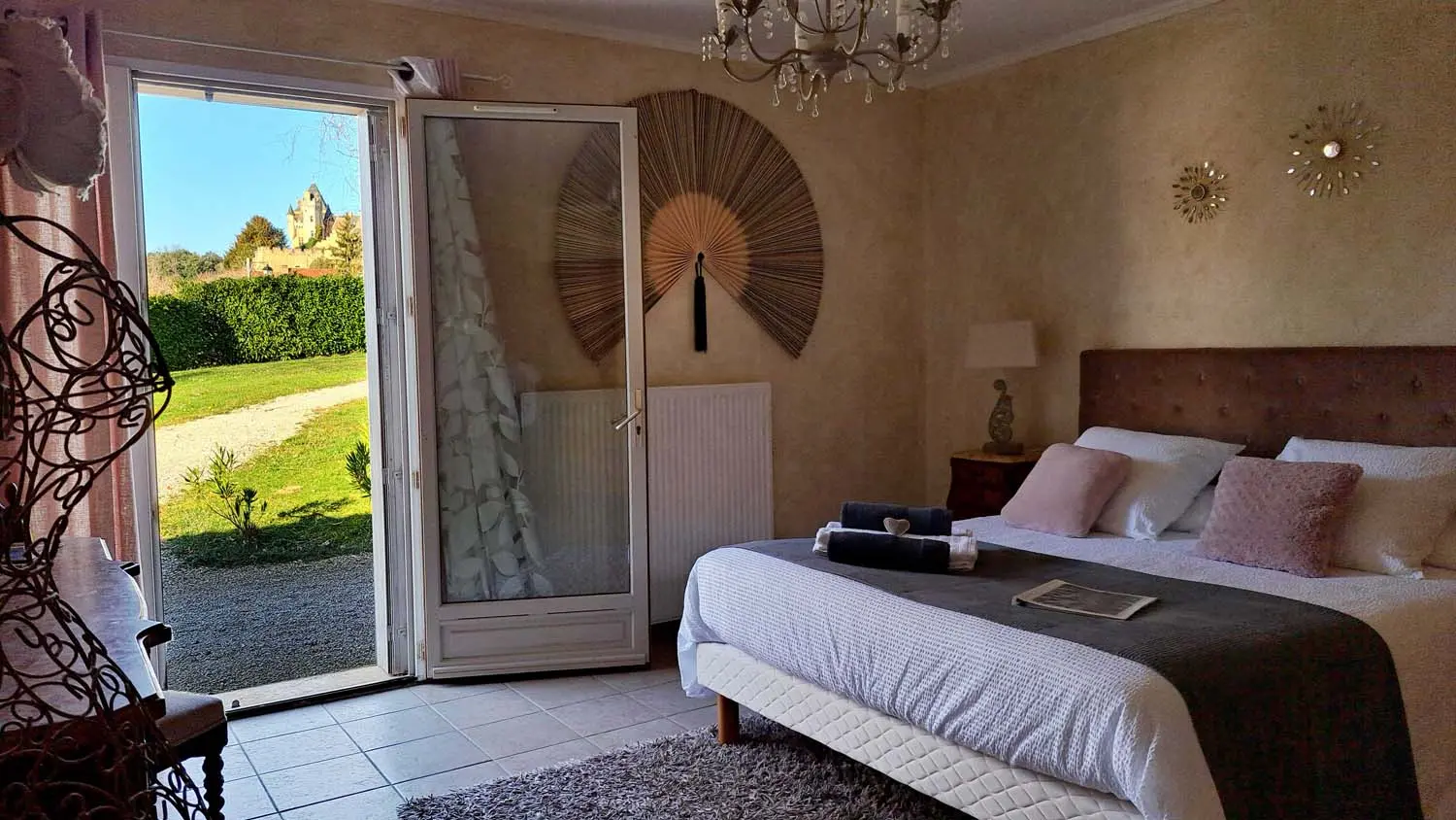 Chambre-Josephine-avec-vue-sur-chateau-de-Monfort - Copie