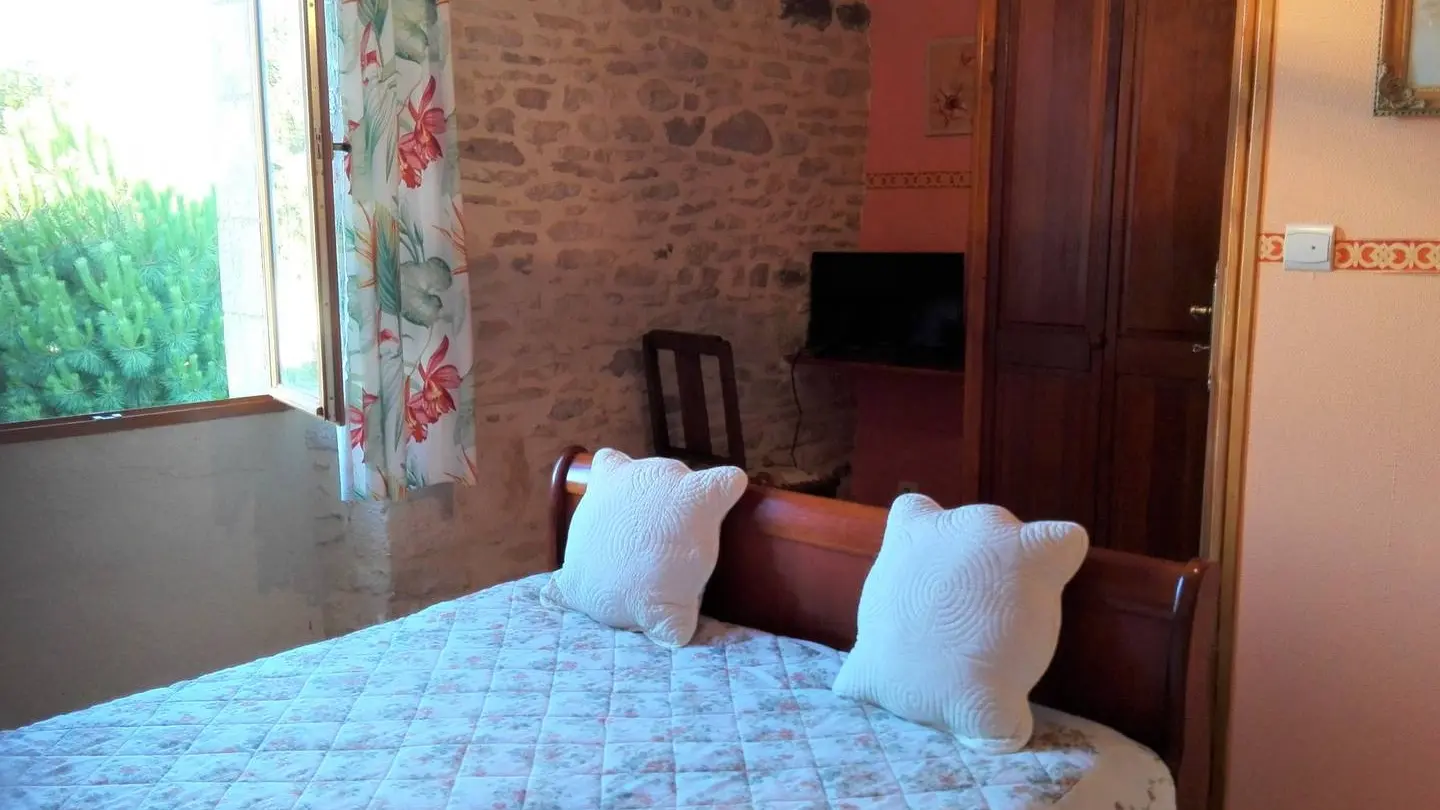 Chambre-orange-lit-double-Au-mas-de-Mayac