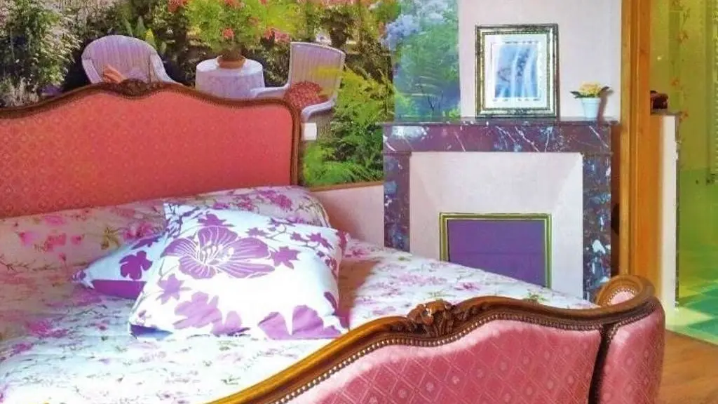 Chambre-rose-lit-double-Au-mas-de-Mayac