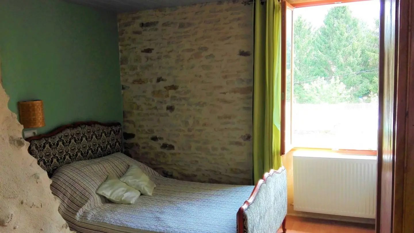 Chambre-verte-lit-double-Au-mas-de-Mayac