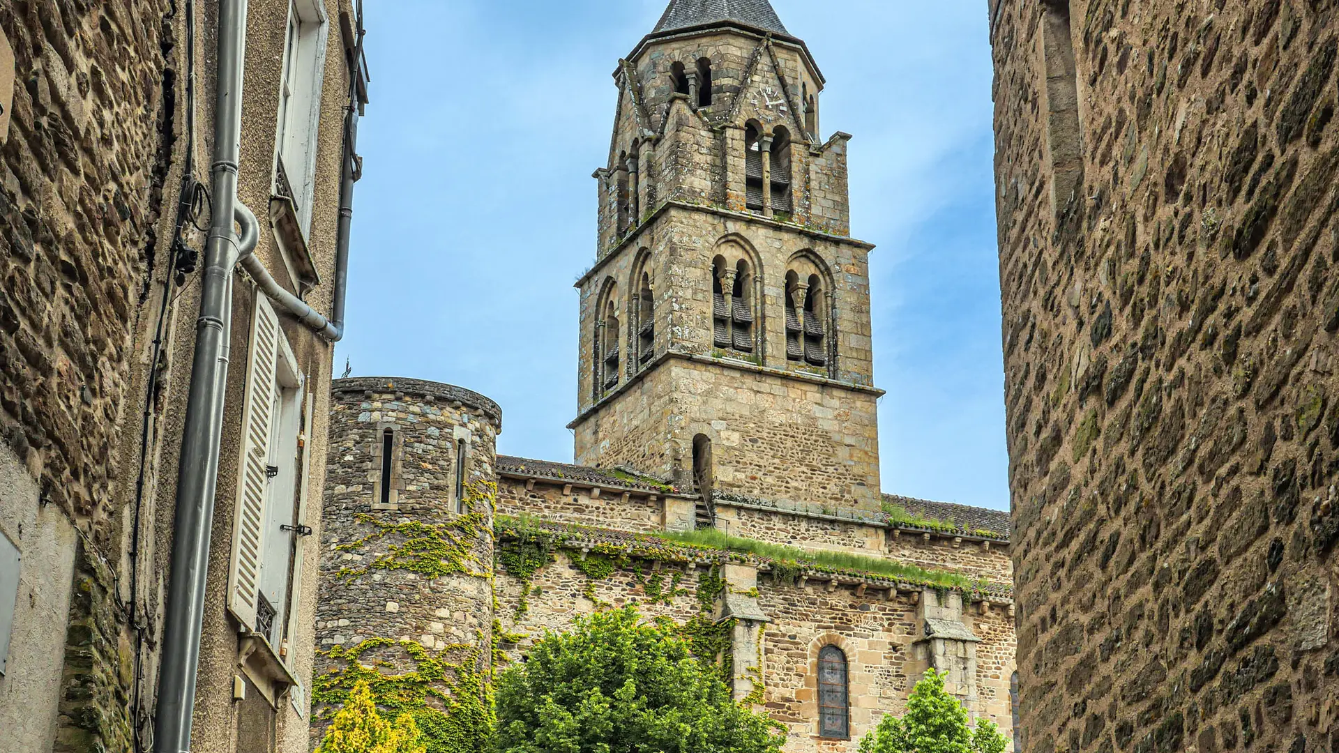 Corrèze Tourisme_GR46_Église d'Uzerche_© David Genestal_juin 2024