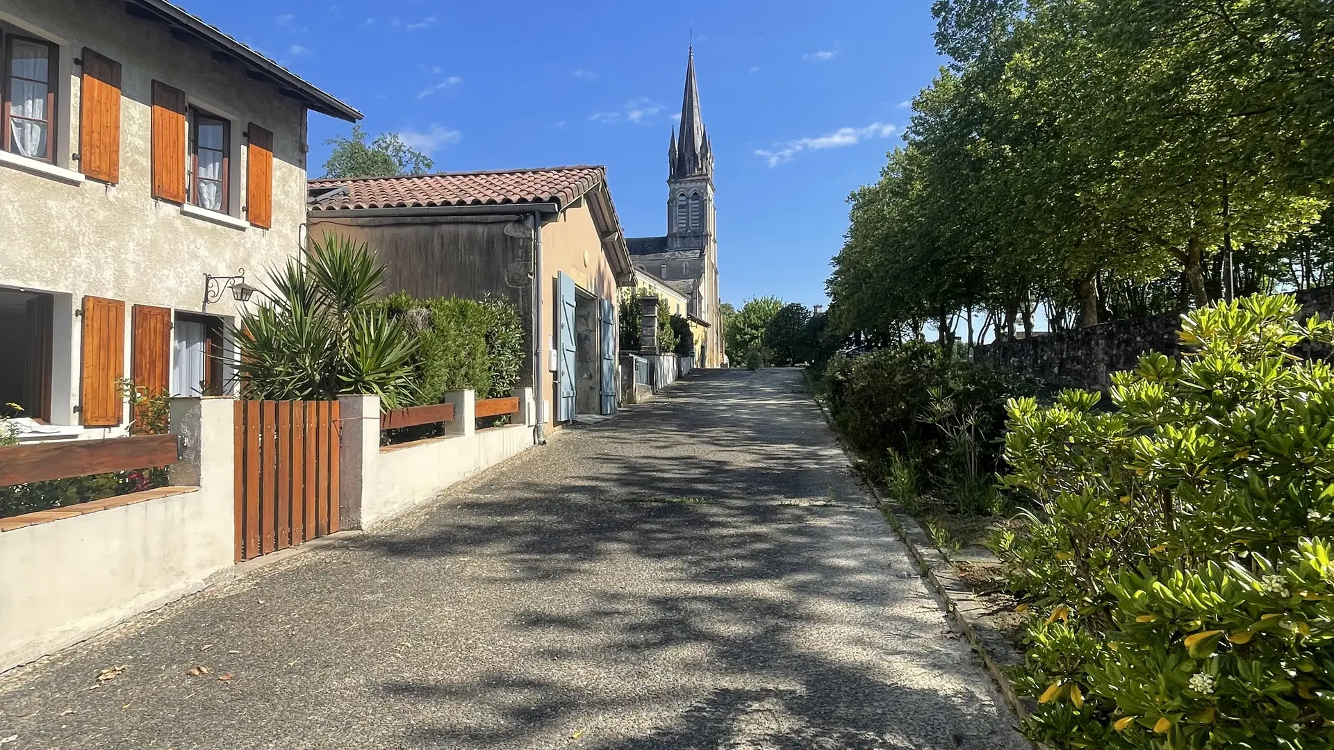 Côté rue Le Petit Charron ©Cassant