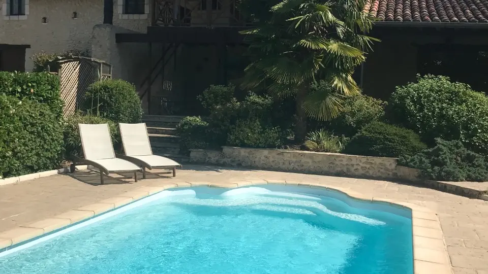 Clos-de-Charroux-piscine2