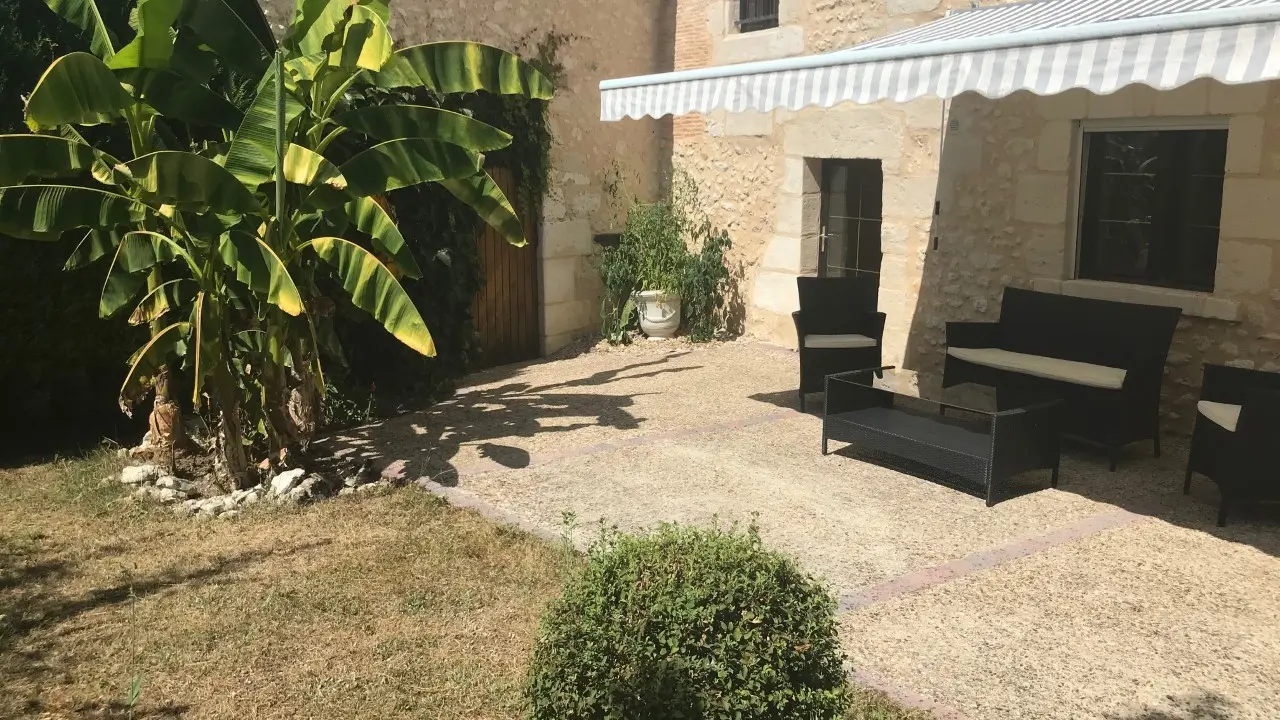 Clos-de-Charroux-terrasse-bananier