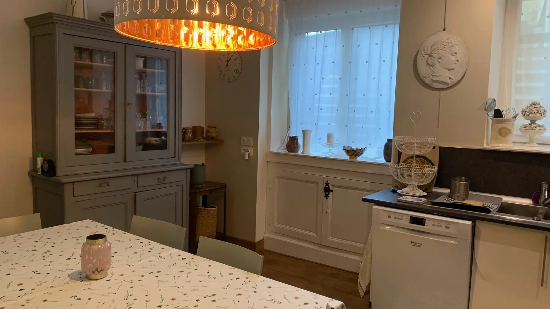 Cuisine vaisselier La Maison des Peintres 2025 ©OTC