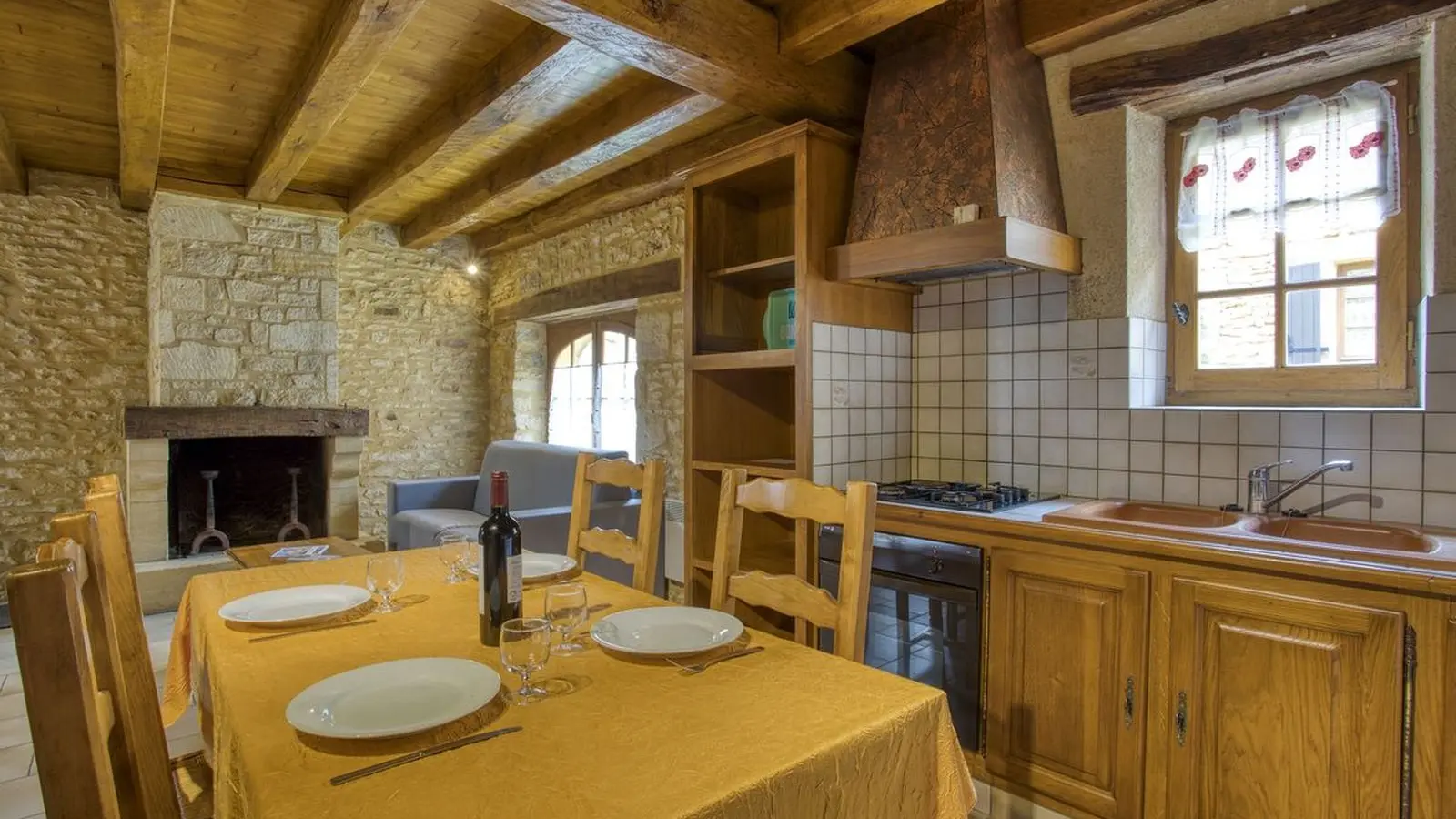 Delphine4_cuisine_sejour - combas village de gîtes