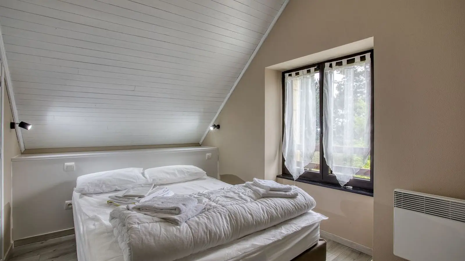 Delphine6_chambre1 - combas village de gîtes