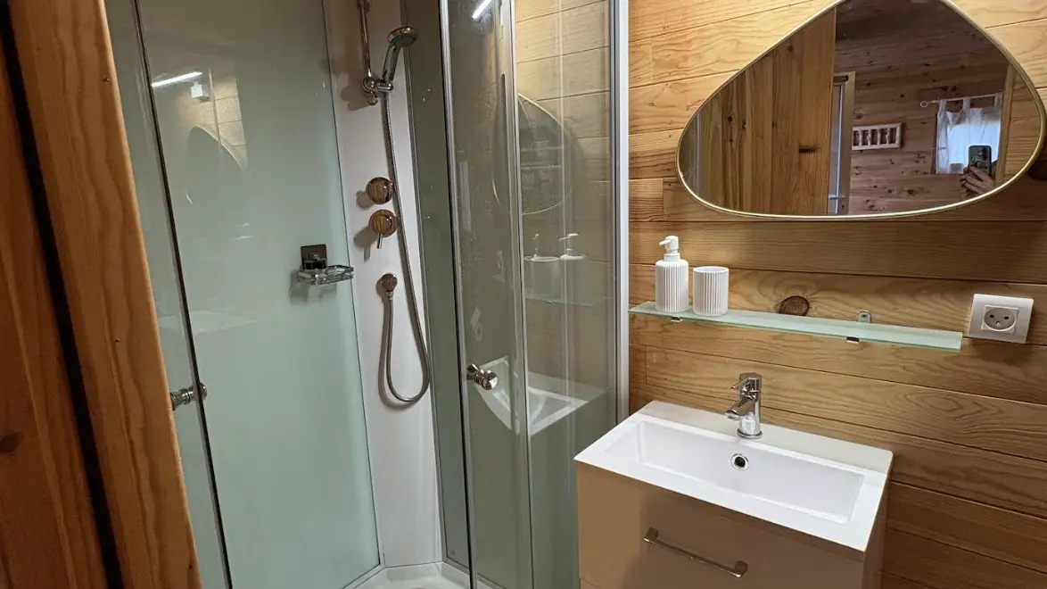 Douche chalet des pins ©Blond