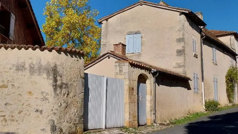 ENTREE HEBERGEMENT CHATEAU ET ANNEXE Sirtaqui