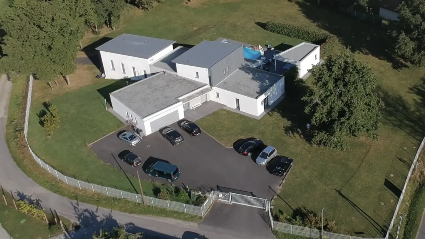 ENTREE-PARKING-DE-LA-VILLA_1_DOMAINE-GEORGES-V-chambres-d-hotes-piscine-et-foret-privee-entre-saint-junien-oradour-sur-glane-et-limoges