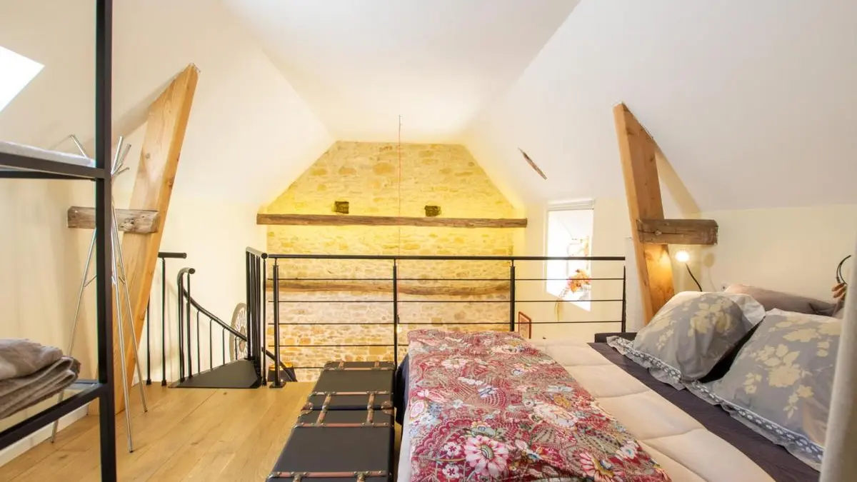 ERM Chbre vue mur pierre