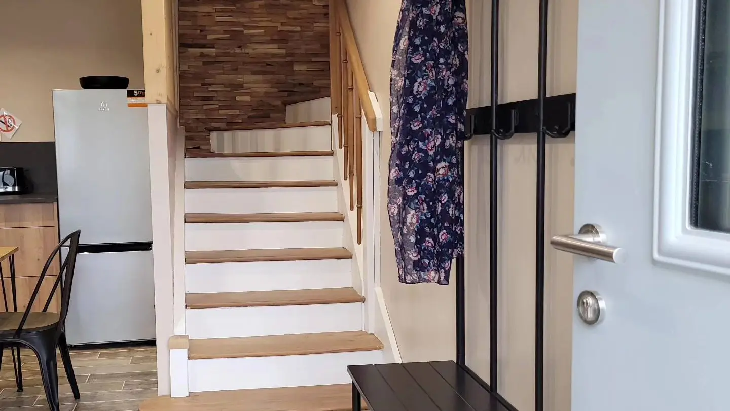 Entrée rez de chaussée , desservant le coin salon et le coin cuisine