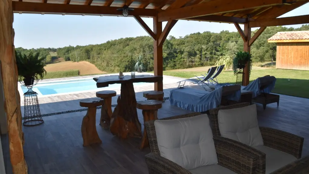 Escapadesenperigord_lerefugedesepicuriens_terrasse-piscine
